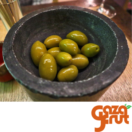 Aceitunas sevillanas frescas y carnosas, perfectas para aperitivos y tapas.